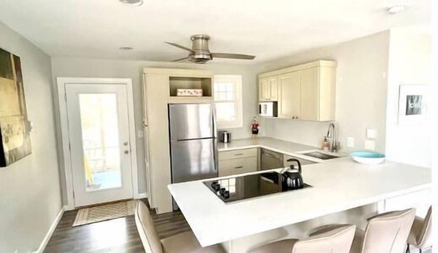 Updated, bright, and peaceful cottage in Lakeside