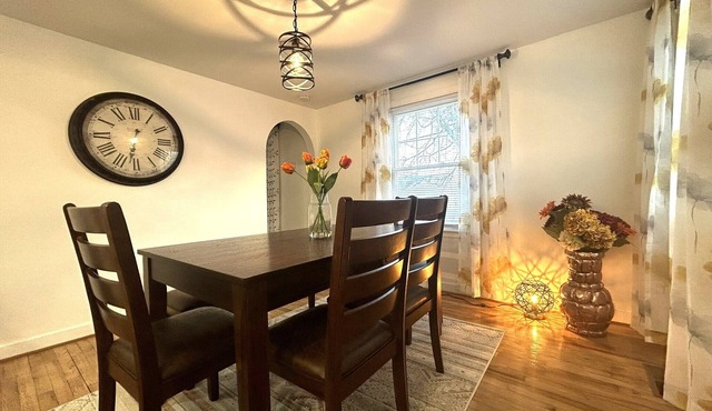 Updated, bright Cape, Fenced-in yard, patio, BBQ, Sleep 6, minutes to Utica