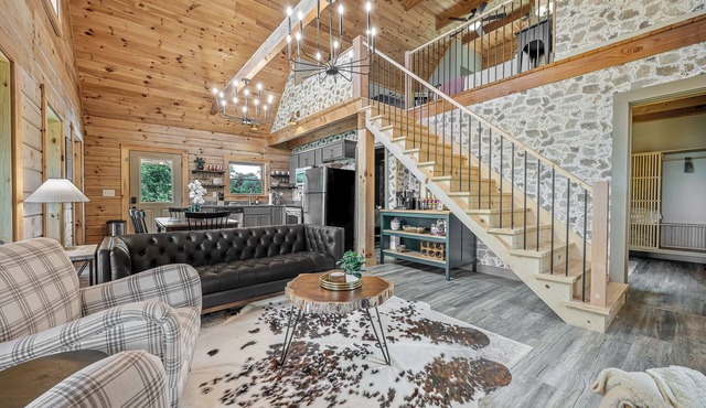 Updated Brow View Cabin with Hot Tub/Fire Pit/Arcade in Mentone