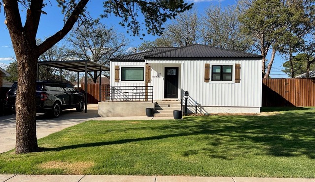 Updated Bungalow - Close to town and 30 min from Lubbock!