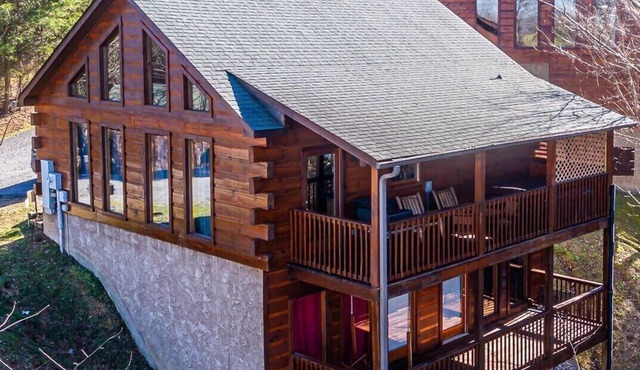 Updated Cabin, 2 King Suites, Hot tub, Pool Table, Ripken Exp 3 mi ,Parkway 1 mi