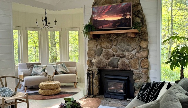 Updated Cabin in woods. Fireplace. Walk to beach. Wineries & 45 mins Notre Dame!