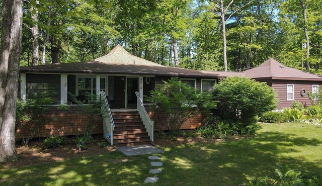 Updated cabin sleeps 8. Pet friendly, and has private neighborhood beach.