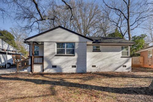 Updated Charlotte Home w/Yard ~ 3 Mi to Uptown!