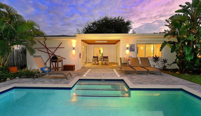 "Updated & Charming Pool Home 1 Mile from Siesta Key "