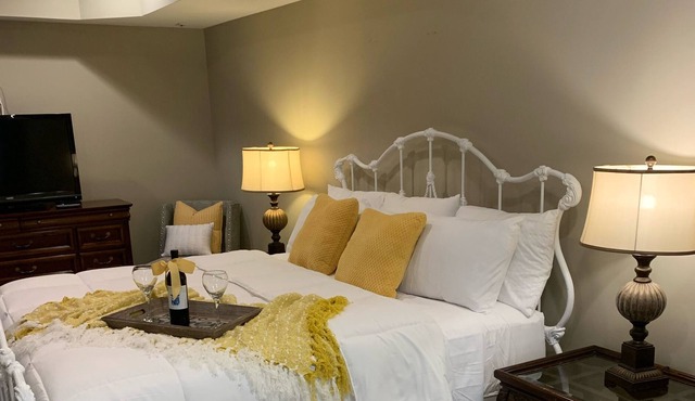 🌼 Updated Clean, Cozy, Comfy, King bed, close to Airport and Pinewood Studios!