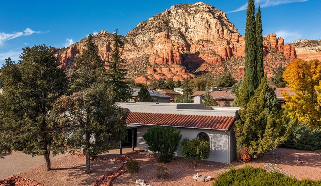 UPDATED, CLEAN, MODERN retreat, close to hiking, with stunning views.