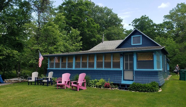 Updated Cottage - Pet & Family Friendly