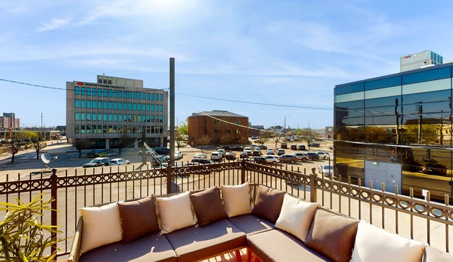 Updated condo in the heart of Historic District with patio, streaming, fast WiFi