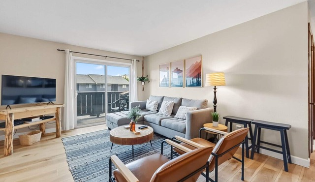 Updated Condo Near Ski Resorts Pool/Hot Tub Mountain Views!