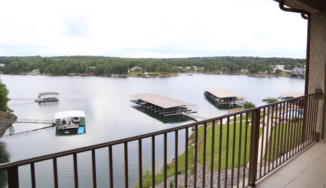 UPDATED Condo on Beautiful Smith Lake