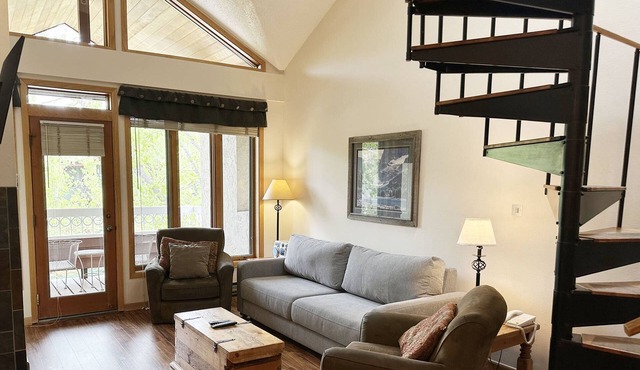 Updated Condo-Access to Multiple Heated Pools-HotTubs-Gym-Garage-Walk to Mtn/Steps to Free Town Bus