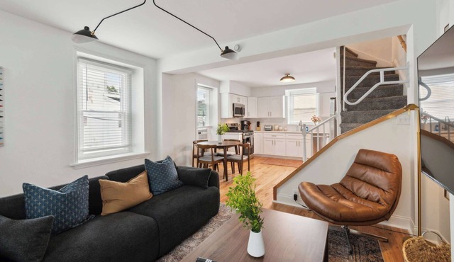 Updated Corner Rowhome with Parking, Sleeps 8