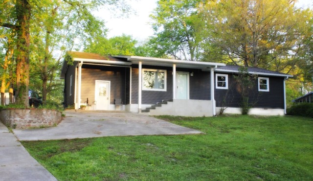 Updated cottage across from Lake Barkley, awesome patio, pets welcome!