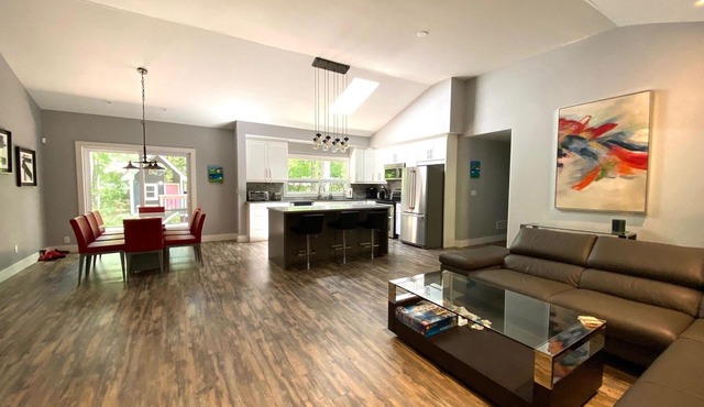 Updated Cottage in Southcott Pines, Grand Bend. Steps to Sun Beach