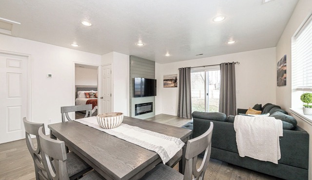 Updated country home sleeps 8 firepit mountain view close to Hyrum Reservoir