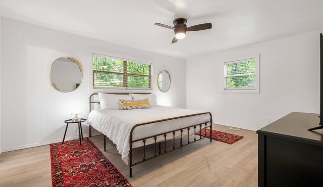 Updated, Cozy home- minutes to Tunnel Vision Trail!
