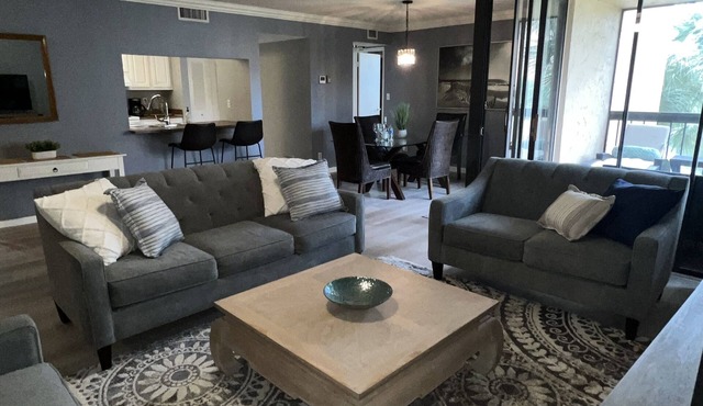 Updated Delray Raquet Club 2 Bedroom, 1 mile from Beach, 2 pools, gym on site