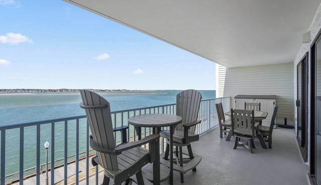 Updated, Direct Bay Front w/Bay Front Pool, 3 Blocks to Beach/Boardwalk