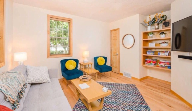 Updated Downtown House with Garage & Fast WiFi