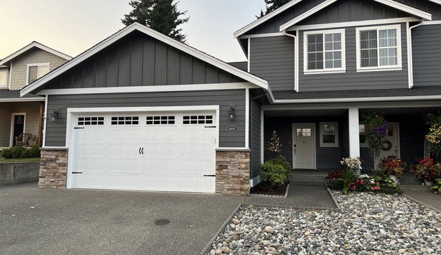 Updated duplex on quiet street close to dining, shopping, hospitals & mountains,