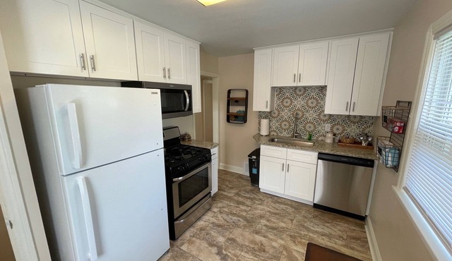 Updated Entire Lyndhurst Home-Close to Hospitals, Universities, incl everything!