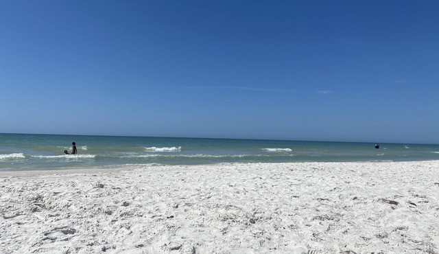 Updated family friendly house, w/elevator and hot tub, easy walk to the beach!
