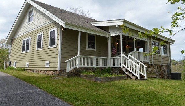 Updated Family friendly house with mountain views