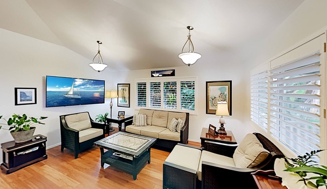 Updated Family Home w/Lanai, private washer & dryer, WiFi, enclosed yard