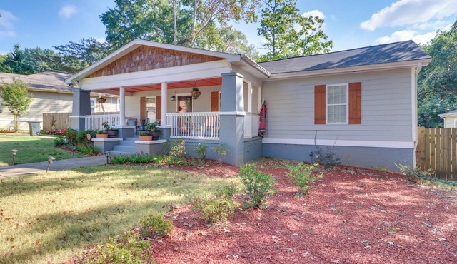 Updated Farmhouse w/Yard, 10 Mi to Dtwn Atlanta