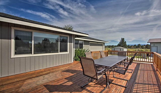 Updated Farmhouse w/Deck on Central Oregon Canal!