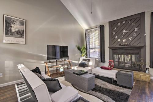 Updated Fayetville Townhome-Away-From-Home with Yard