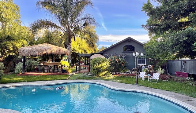 Updated Furnished Cottage With New BBQ, spa, and Pool - small pet considered