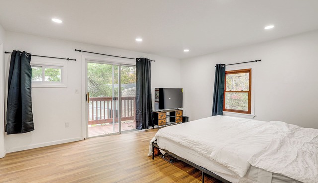 Updated Getaway w/Sauna & Yard in Bloomsbury!