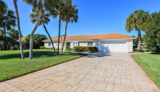 UPDATED GORGEOUS CANAL SOUTH END LBK PROPERTY WALK TO BEACH SHOPPING CLOSE BY
