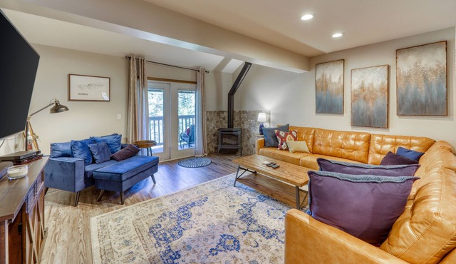Updated gorgeous townhome, just 3 miles to Breckenridge - end of season pricing