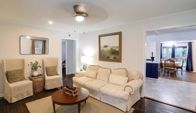 Updated Greenwood Cottage< 1 Mi to Dtwn!