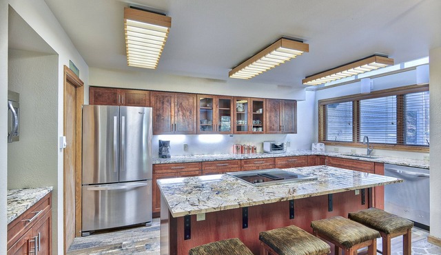 Updated ground-level Ski In/Ski Out condo. Pool & Hot Tub access included