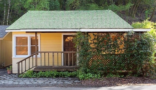 Updated Healdsburg River Cottage: Minutes from Plaza, Tasting Rooms & Vineyards