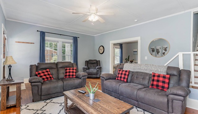 Updated historic 3b1.5b house minutes from old downtown w/deck & work space