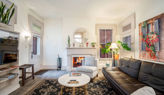 Updated Historical apartment close to a park and two blocks from the best dining