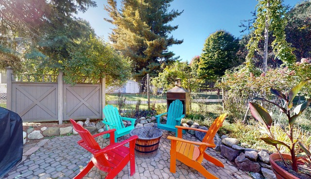 Updated historical cottage near the beach with a fireplace, washer/dryer, AC