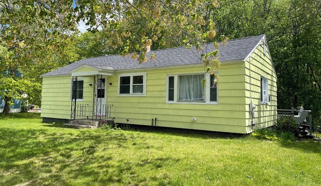 Updated Historical beach cottage in Scarborough near beaches, old orchard & more