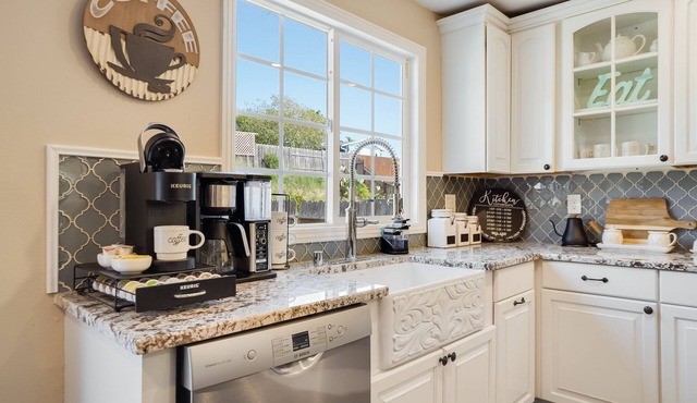 Updated home 10 miles to Napa's wine country! Sleeps 10!nPets are welcome!