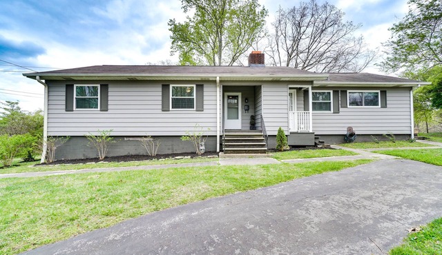Updated Home: Central Oak Ridge Location
