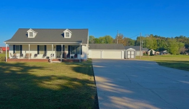Updated home, clean, comfy, huge driveway! Just minutes from KY Lake, food & fun