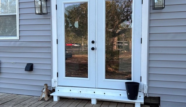 Updated Home- Sleeps 11+ Close 2 beaches & Parks! Walking to bar and Grille!