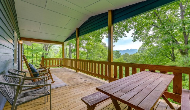 Updated Home w/Private Hot Tub & Mtn Views!