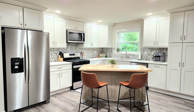 Updated Home with Fenced Backyard, sleeps 10