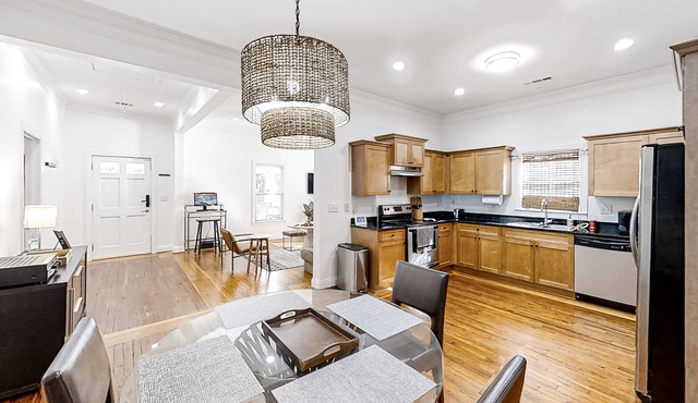 Updated home with porch, private parking & AC - minutes to ATL & near airport